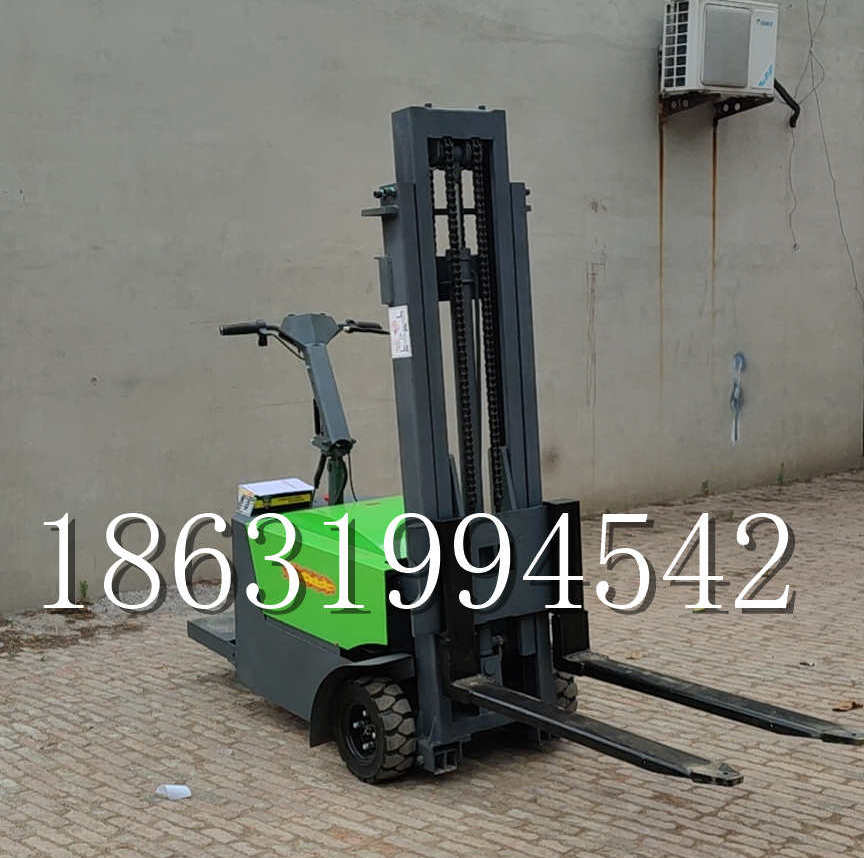 叶城县优程全电动叉车插腿式堆高车液压装卸车1.5吨升高小型站驾式铲车